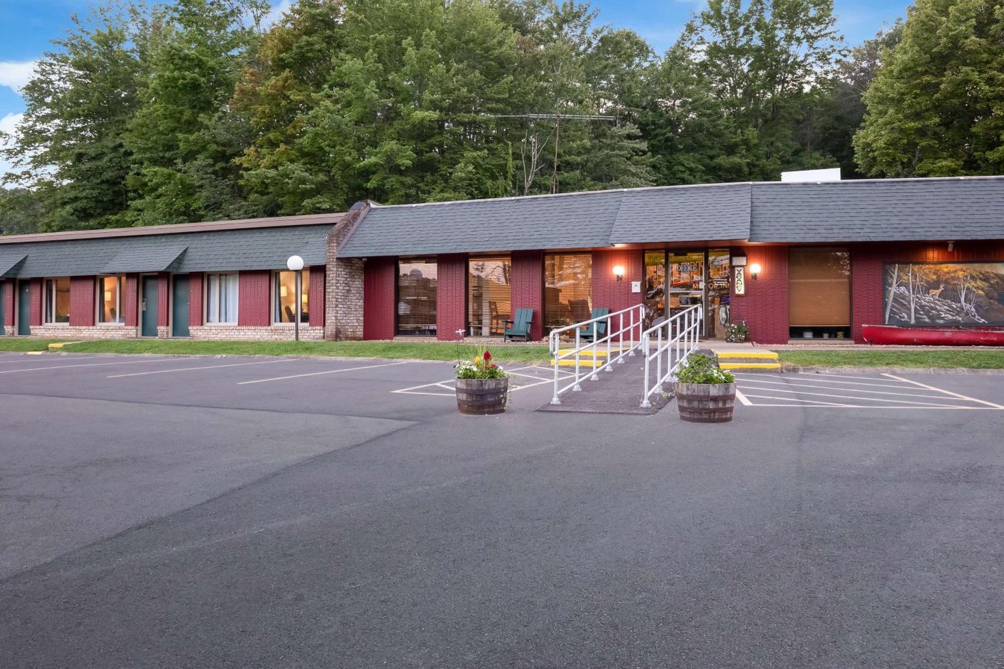Travelodge By Wyndham Emlenton Exterior photo